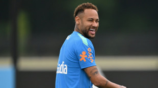 Pai, m&atilde;e e Fl&aacute;vio Bolsonaro desejam sorte a Neymar em sua estreia na Copa