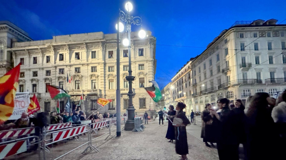 In piazza Scala la moda e i pro Gaza uniti per un momento