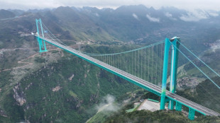 El puente m&aacute;s alto del mundo abre al tr&aacute;fico en China