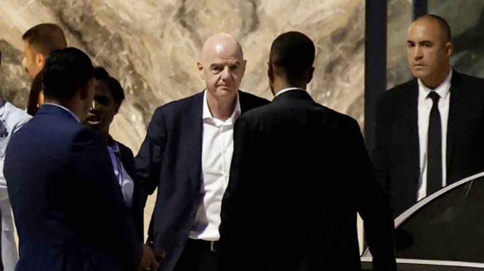 Infantino bajo presi&oacute;n de la UEFA y la Conmebol